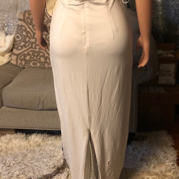 Elegant White Halter Maxi Dress - Picture 5 of 8